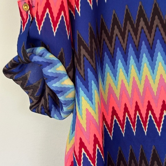 Vibrant Zigzag Patterned Women's Top Roll Tab Sleeve Size Small High Low Coverup - Picture 5 of 16